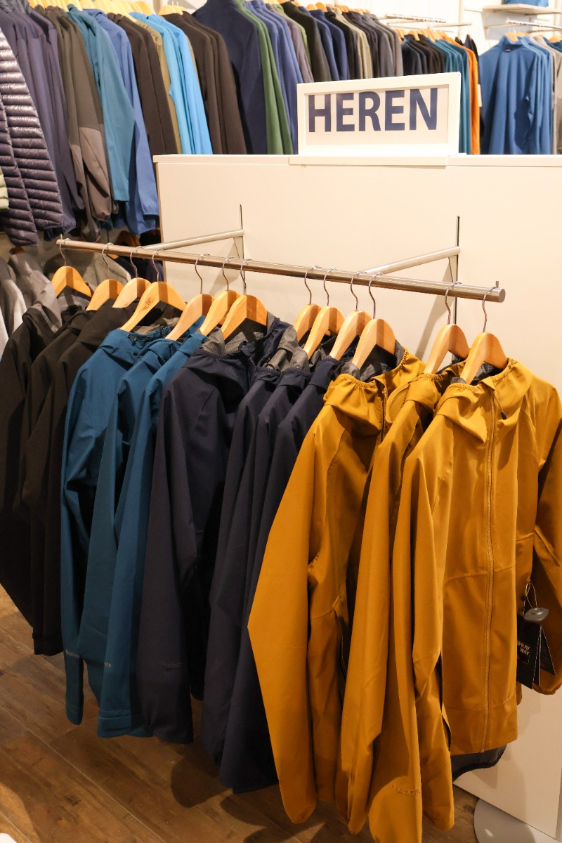 Waterdichte jassen voor dames in de winkel van Ronald Adventure Shop in Beverwijk