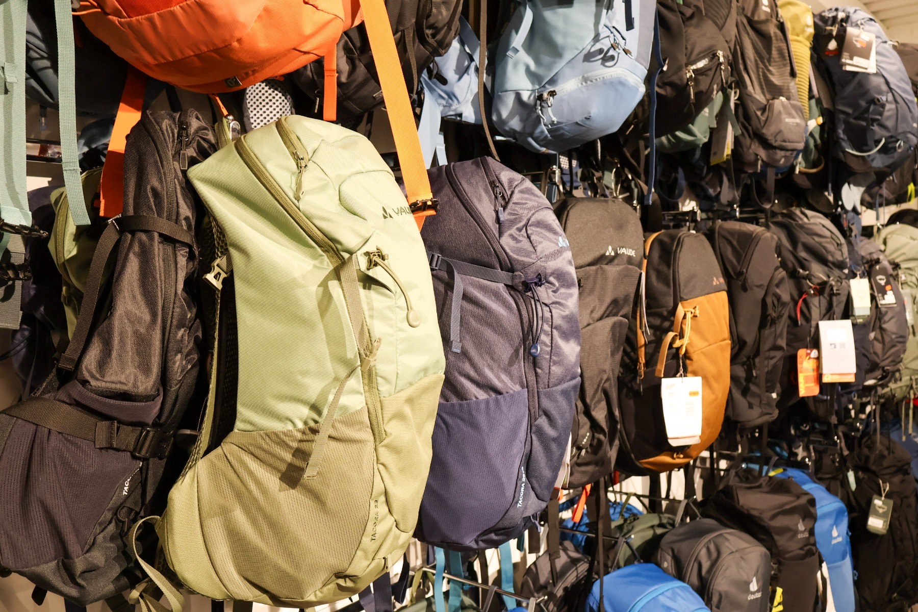 Waterdichte jassen voor dames in de winkel van Ronald Adventure Shop in Beverwijk